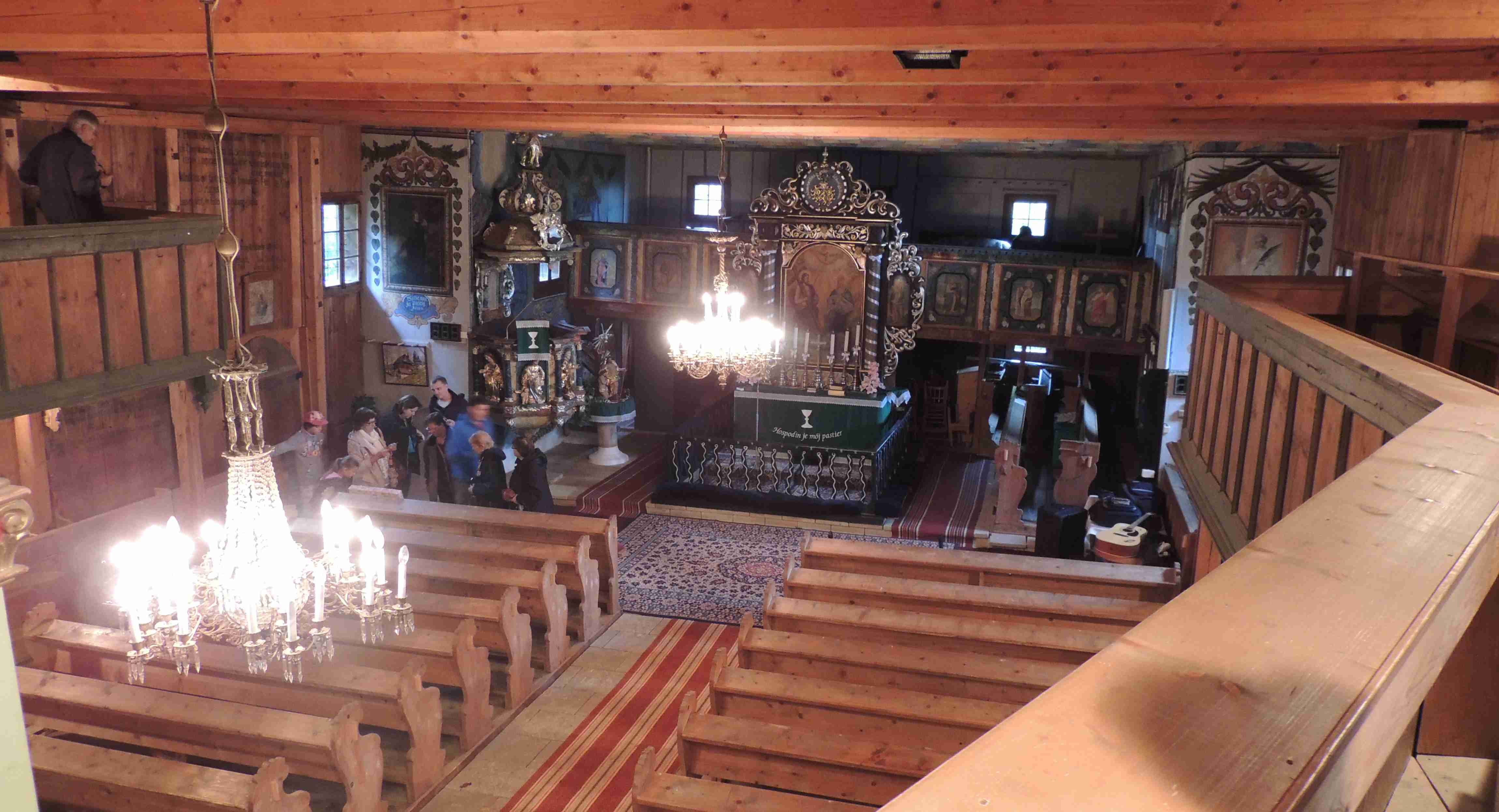 Pohľad z chóru na interiér chrámu